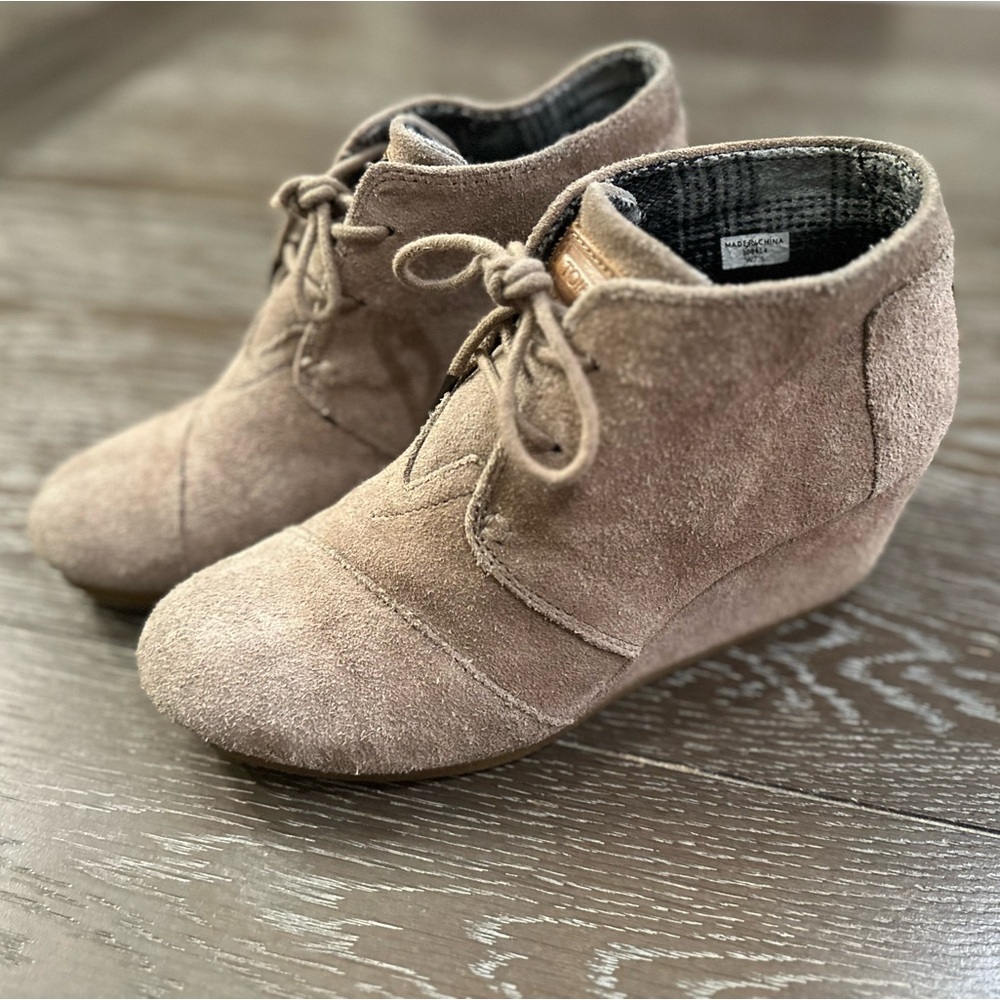 TOMS Women’s Collette Suede Wedge Lace Up Ankle Boots, Size 7.5, Taupe, GUC